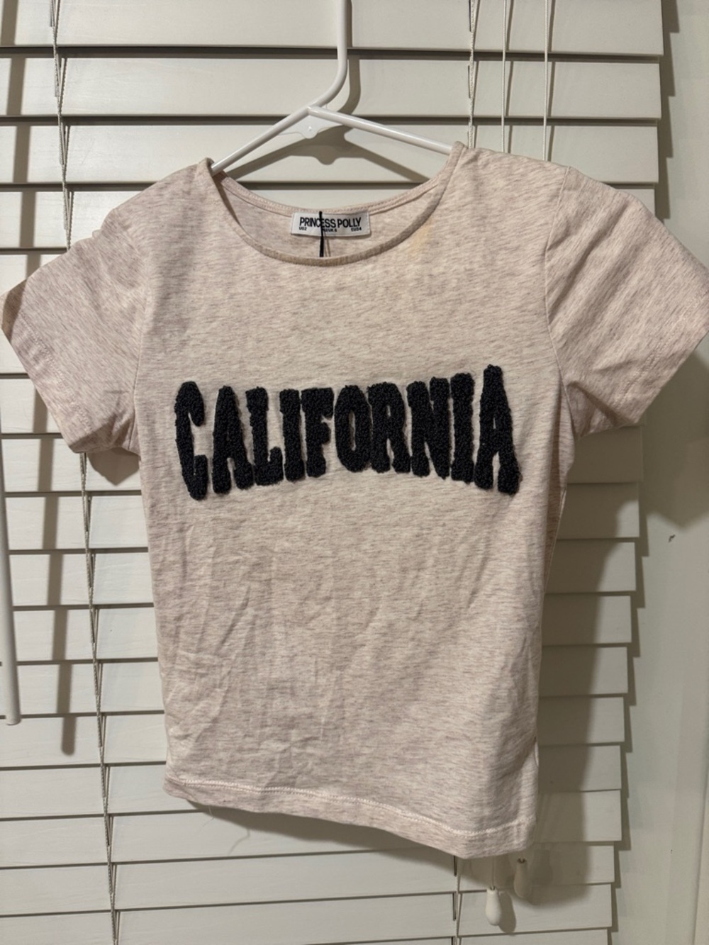 Princess Polly Women's
California Graphic Tee Size 2
Beige Short Sleeve Crop Top